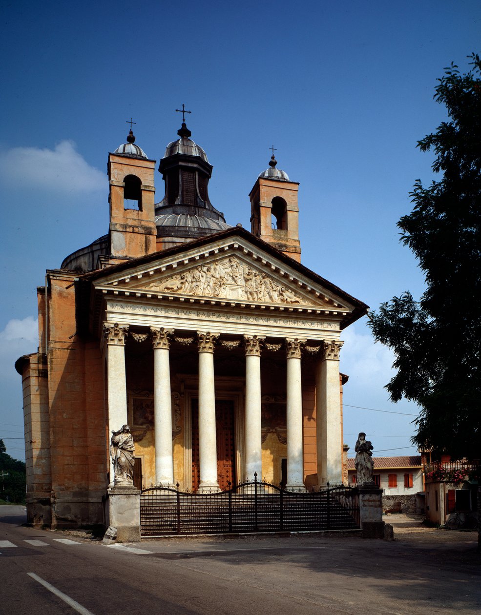 Kilátás a tempiettóra (vagy a St Graziano templomra) alkotó: Andrea Palladio
