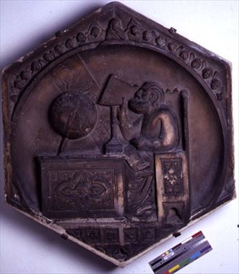 Csillagászat, hatszögletű, dekoratív domborműves csempe a szabad művészeteket ábrázoló sorozatból, valószínűleg Giotto (1266-1337 körül) tervei alapján. 1334-48 körül. alkotó: Andrea Pisano