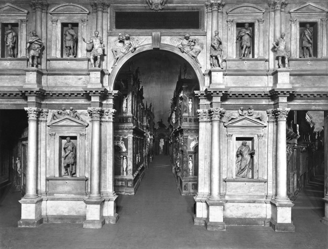Az 1580-85 között épült Színház belseje alkotó: Andrea Palladio