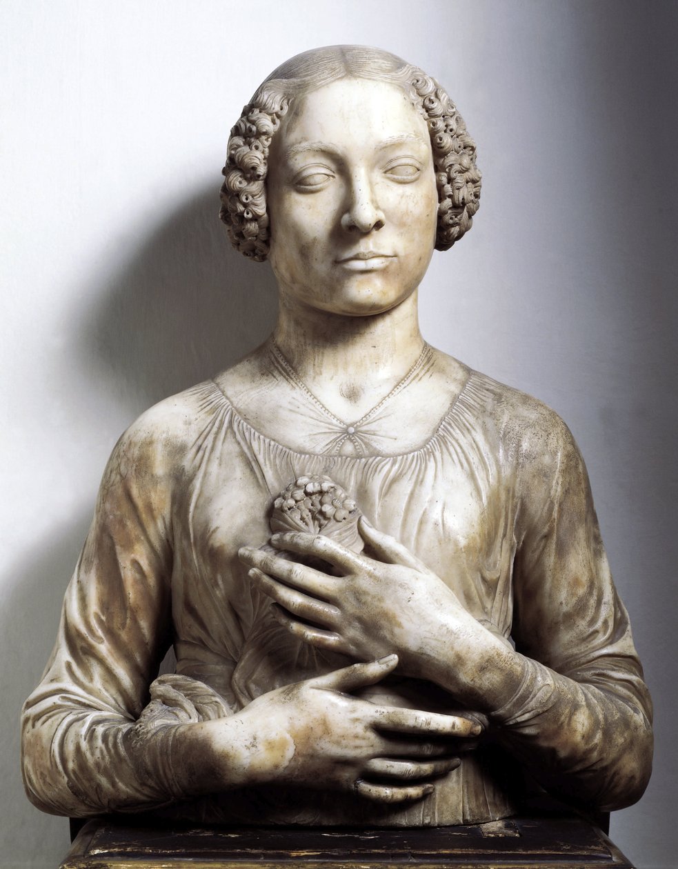 Nő egy csokor virággal Márvány szobra Andrea di Francesco di Cione dit il Verrocchio (1435-1488) 1475-1480 kb. V 58 cm Firenze, Bargello Nemzeti Múzeum alkotó: Andrea del Verrocchio
