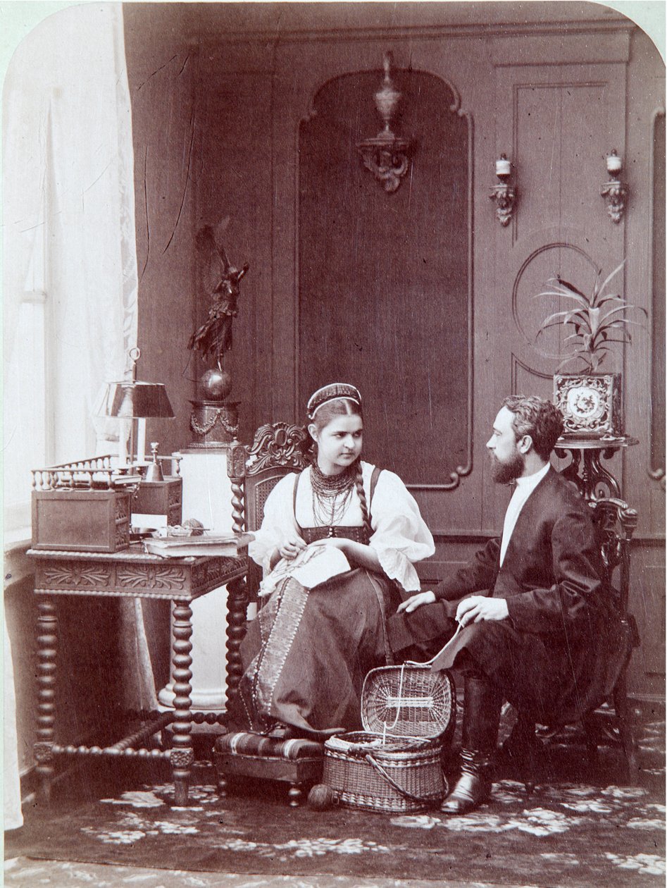 Összetétel à la russe: egy orosz lakóház belseje férfi és nő hímzéssel, népviseletbe öltözve. Andrej Osipovich Karelin (1837-1906) fényképe, 1870-1880. Állami Történeti Múzeum, Moszkva Orosz nyelvű kompozíció. Albumin alkotó: Andrei Osipovich Karelin