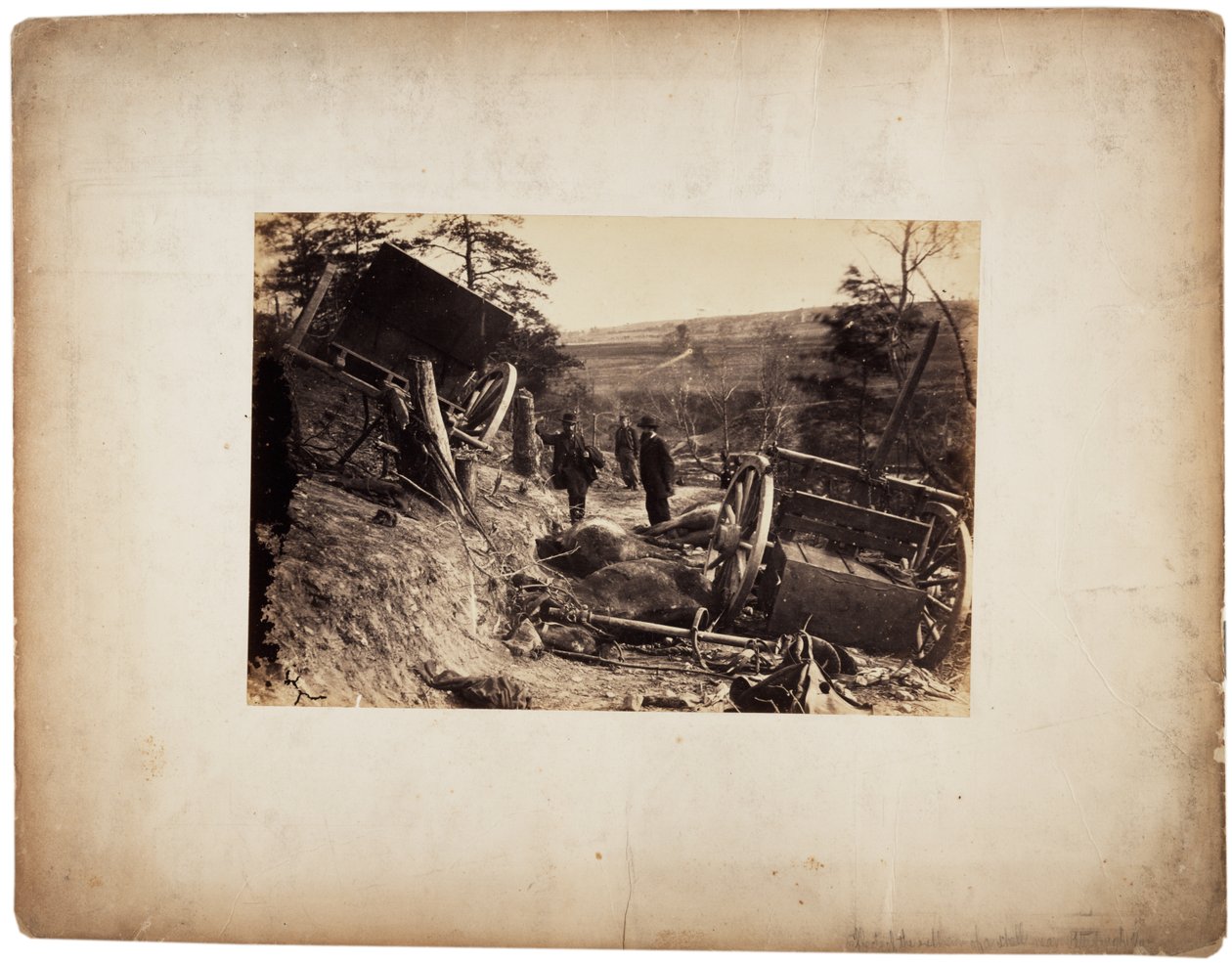 Albumen nyomat: A lövedék robbanásának hatása, Fredericksburg közelében, Va., 1862 körül (szépia fotó) alkotó: Andrew Joseph Russell