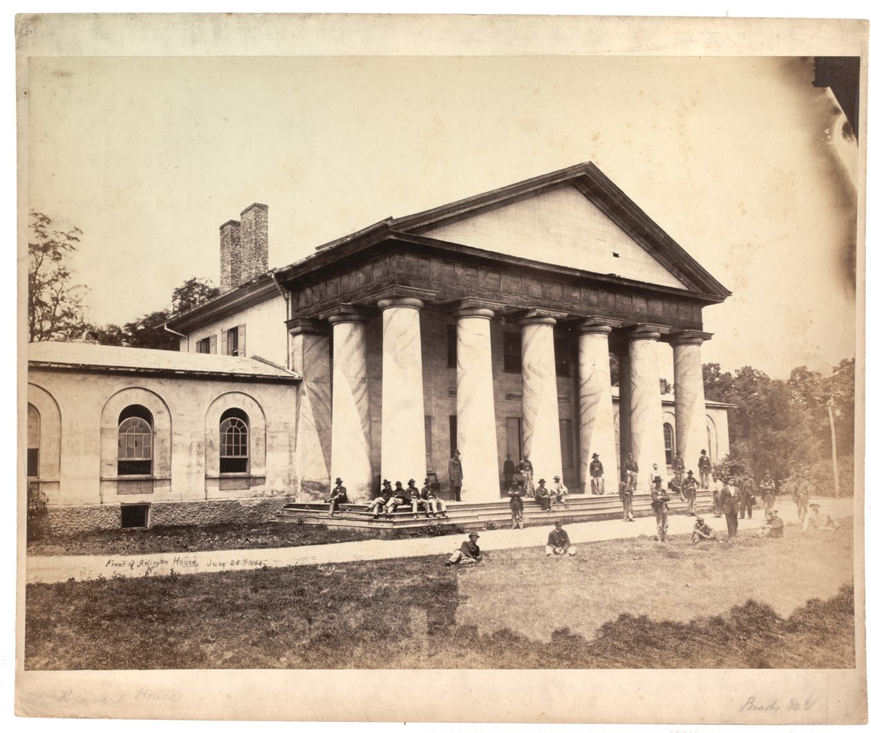 Az Arlington-ház előtt, 1864. június 28. (szépia fotó) alkotó: Andrew Joseph Russell