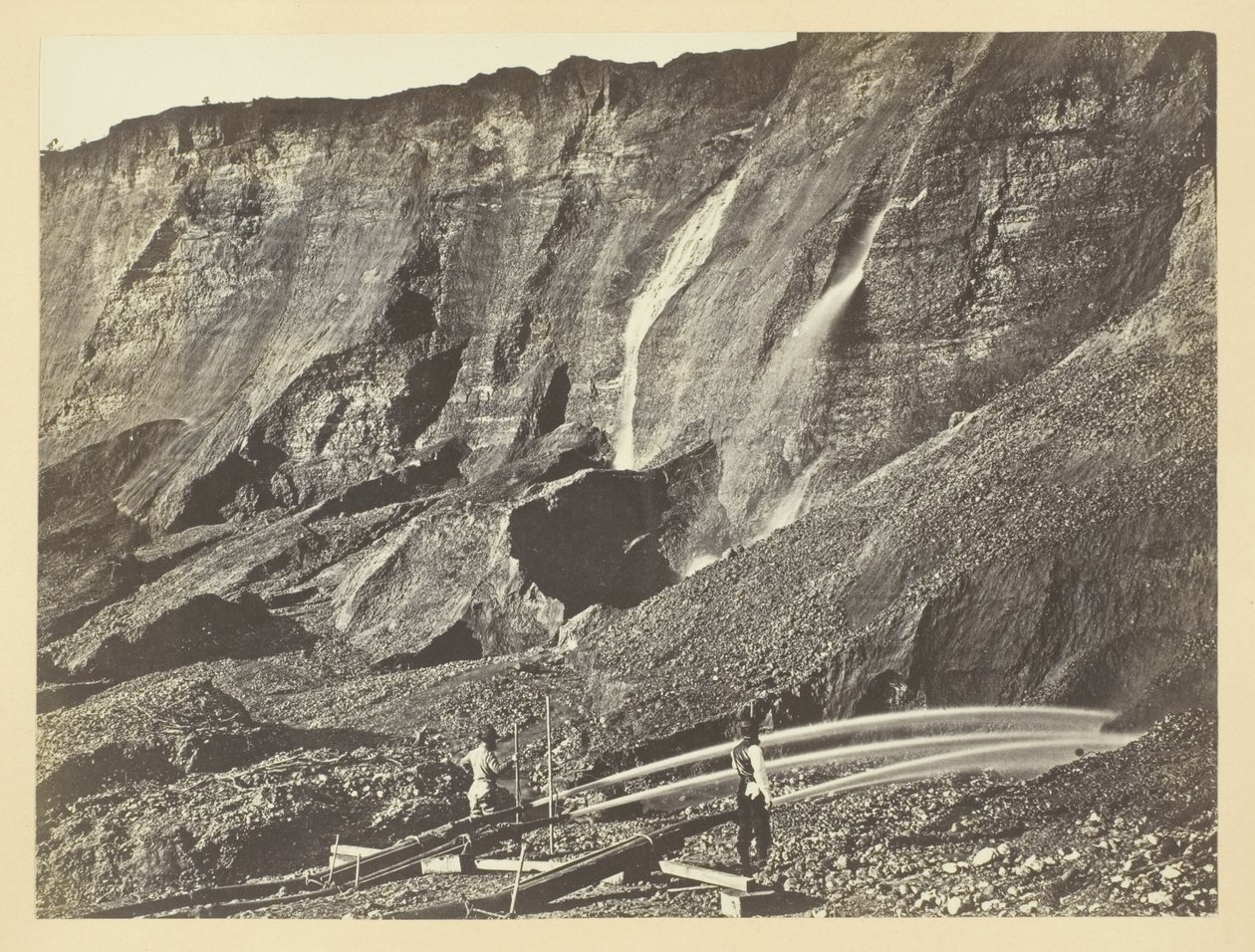 Hidraulikus aranybányászat, Near Dutch Flats, California, C. P. R. R. alkotó: Andrew Joseph Russell