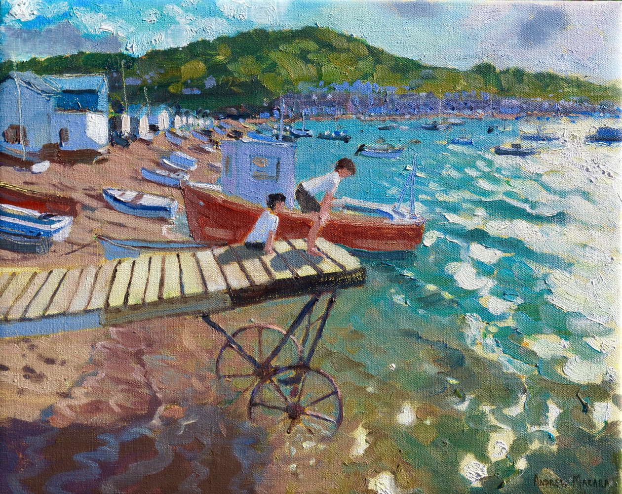 Két fiú a leszálló színpadon, Teignmouth, 201516, alkotó: Andrew Macara