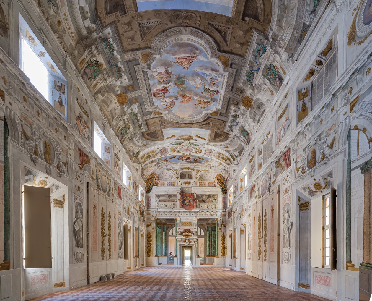 A bolognai negyeddel rendelkező terem mennyezete, Őrség csarnoka, Este hercegi palota, Sassuolo, Olaszország alkotó: Angelo Michele Colonna