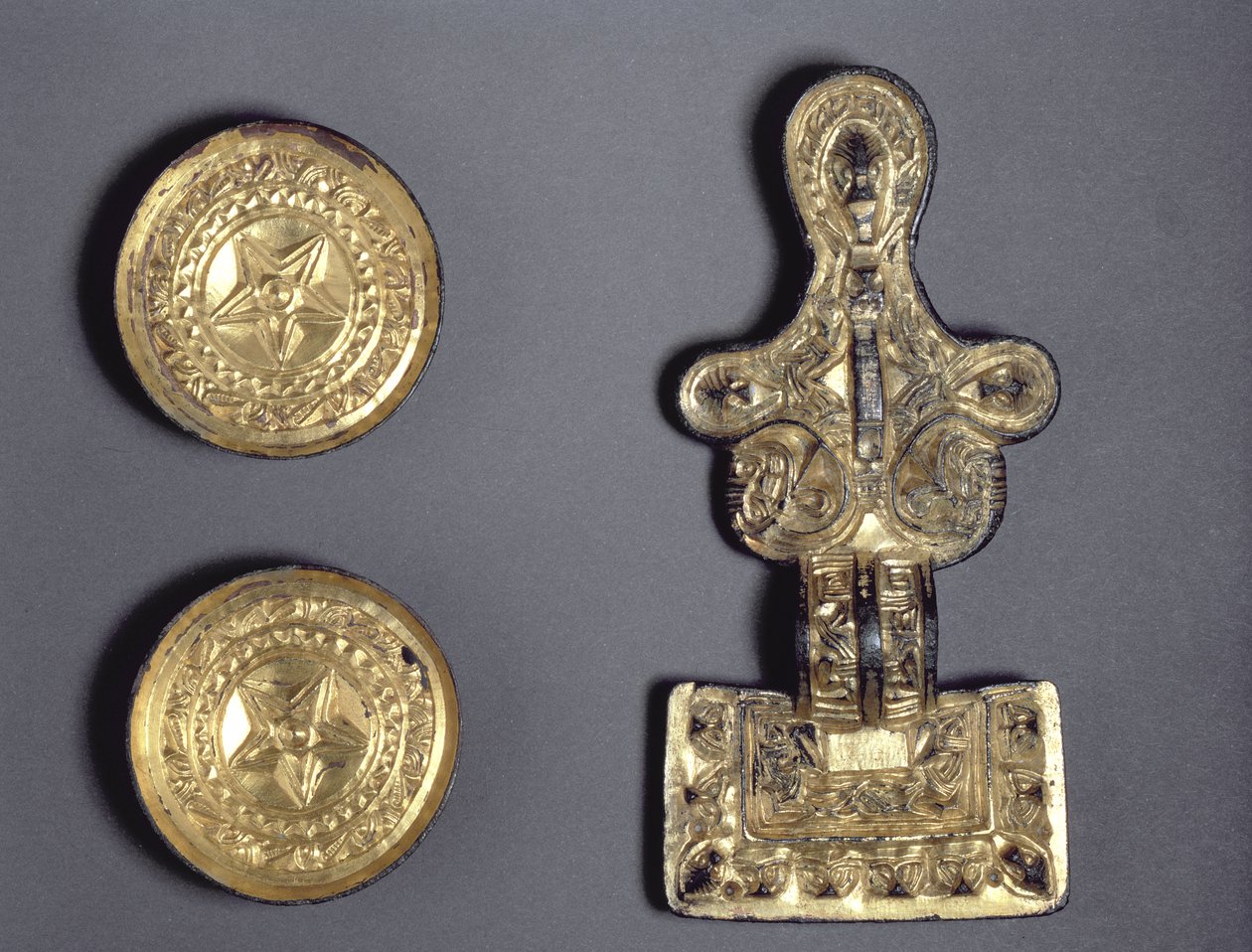 Egy pár csészealj bross és egy négyzetfejű bross, Fairfordban, Gloucestershire-ben, angolszász államban, 5-6. században (aranyozott rézötvözet) alkotó: Anglo Saxon