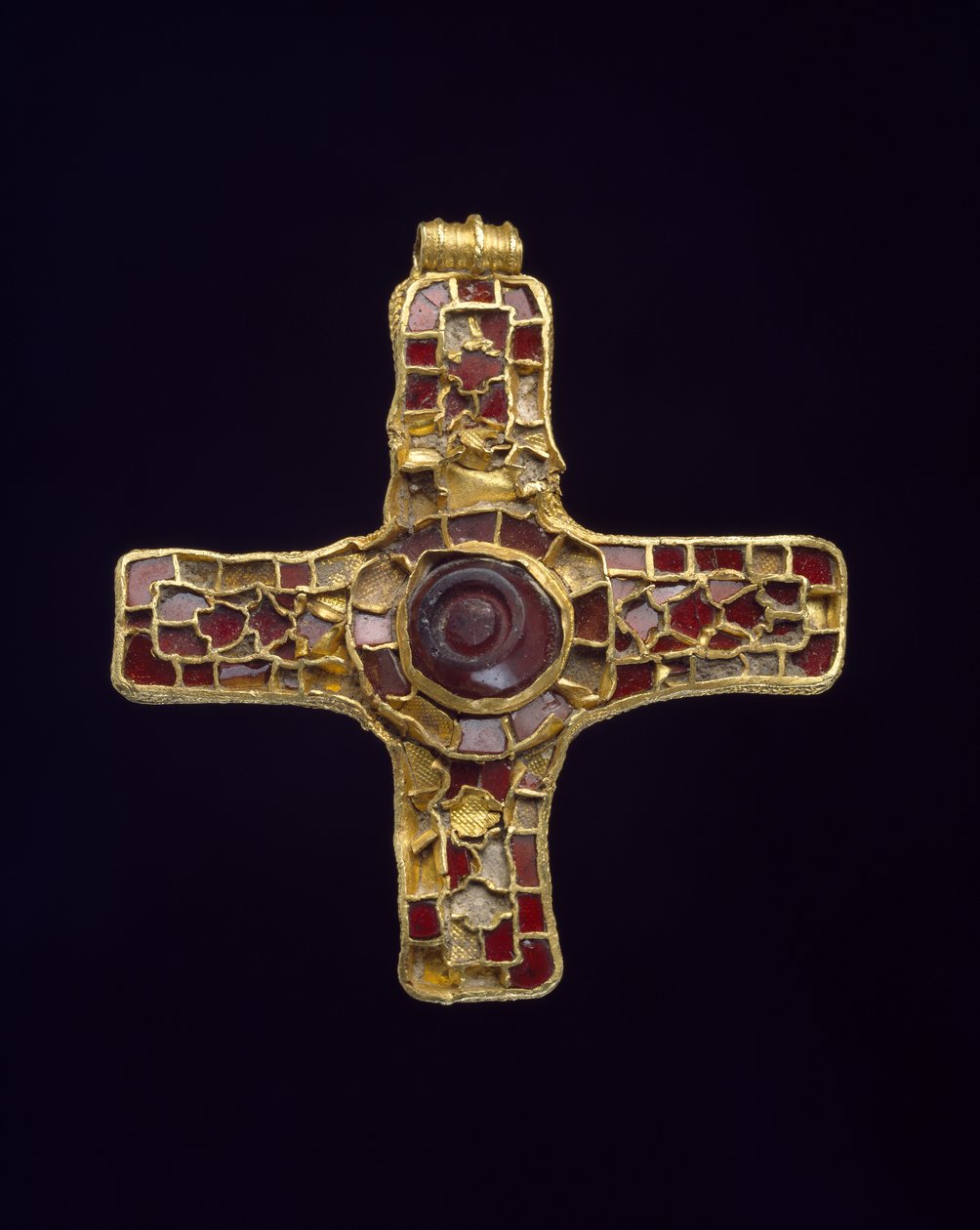 Kereszt (Holderness Cross) (kalcium-karbonát, gránát és arany) alkotó: Anglo Saxon