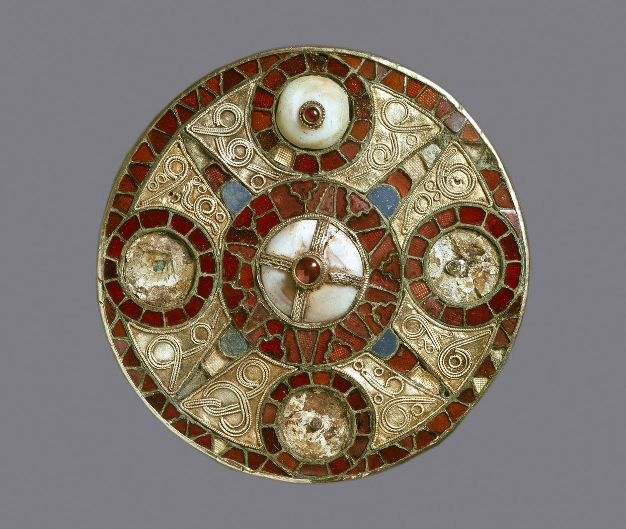 Ékköves korong bross, a 3. sírból Monktonban, Kentben, Angolszász (arany gránáttal és kagylóval) alkotó: Anglo Saxon