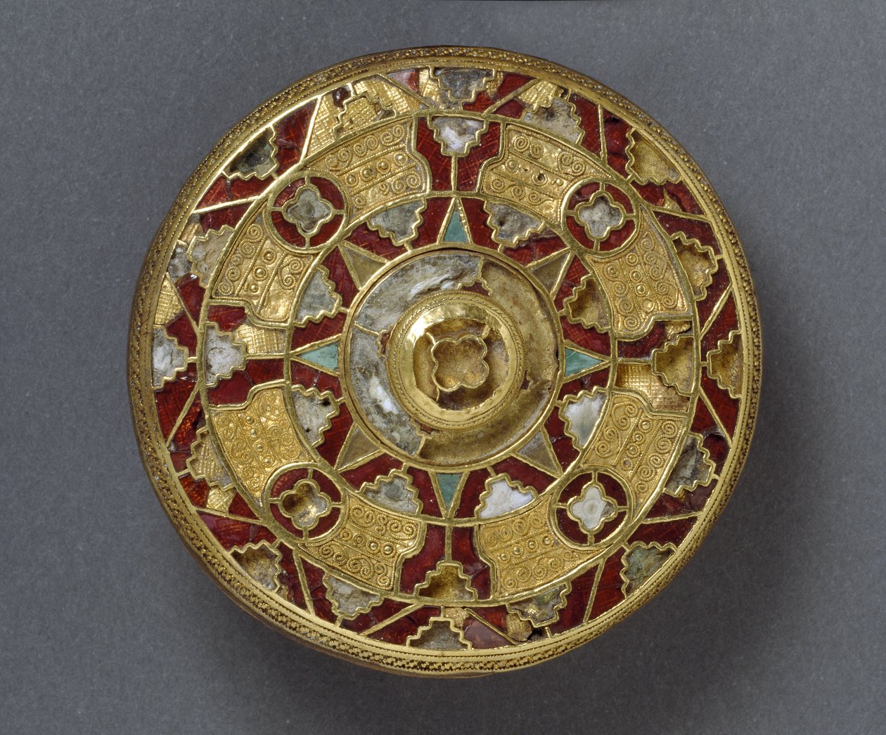 Ékköves korong bross, Sarre, Kent, Angolszász (arany ezüsttel, gránáttal és kagylóval) alkotó: Anglo Saxon