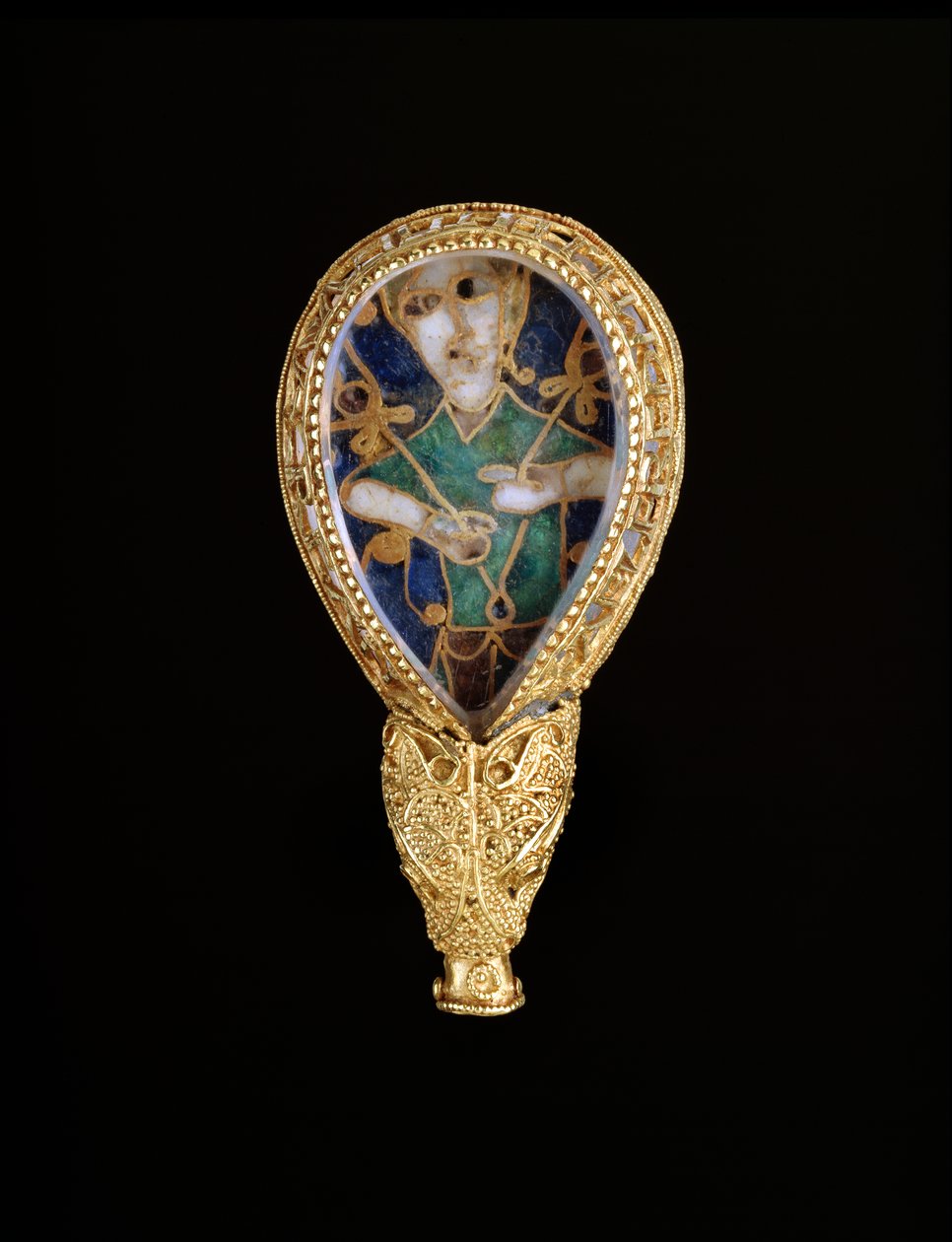 Az Alfred Jewel (arany, hegyikristály és zománc) (a hátoldalt lásd: 100549) alkotó: Anglo Saxon