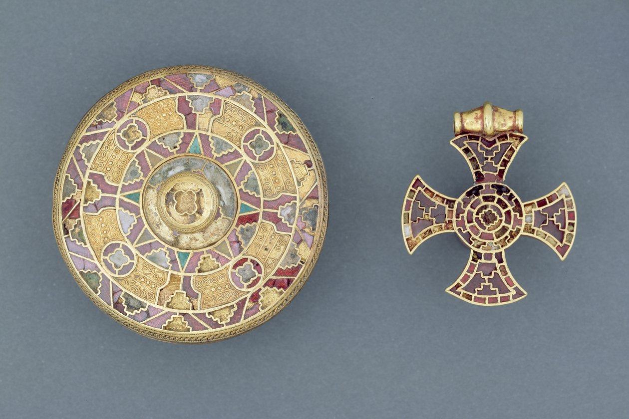 Ékköves függőkereszt, Ixworth, Suffolk; és ékköves korong bross, Sarre, Kent, Angolszász (arany, ezüst, gránátok és kagyló) alkotó: Anglo Saxon