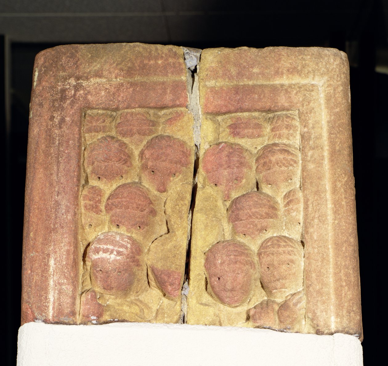 Rothbury Cross aknatöredék, amely tömegjelenetet ábrázol, i.sz. 800-850 alkotó: Anglo Saxon
