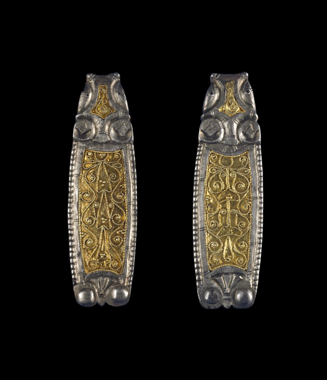 Egy pár szíjvég, Ipsden Heath, Oxfordshire, késő angolszász, 9. század (ezüst, arany berakással) alkotó: Anglo Saxon