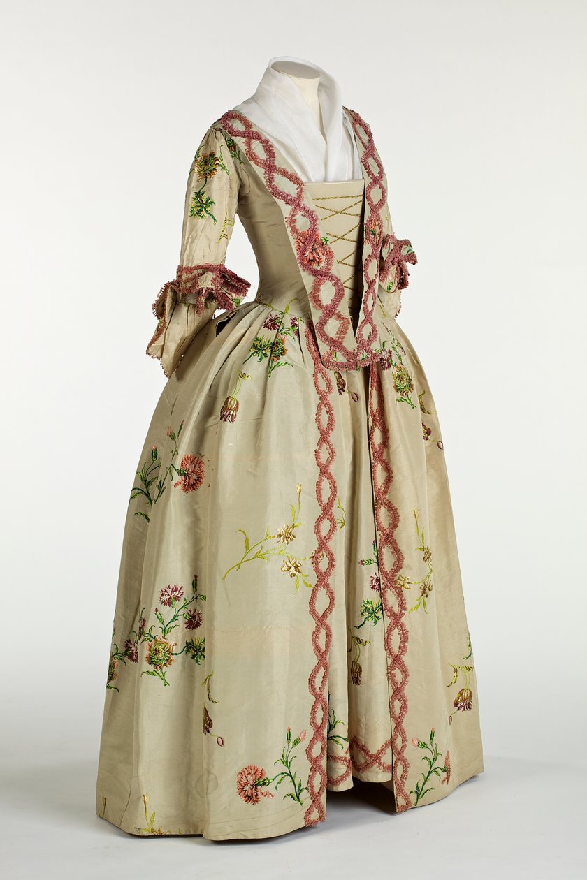 Ruha és alsószoknya elefántcsont vagy bézs brokát Spitalfields selyemből, 1740-60 körül (selyem) alkotó: Anna Maria Garthwaite