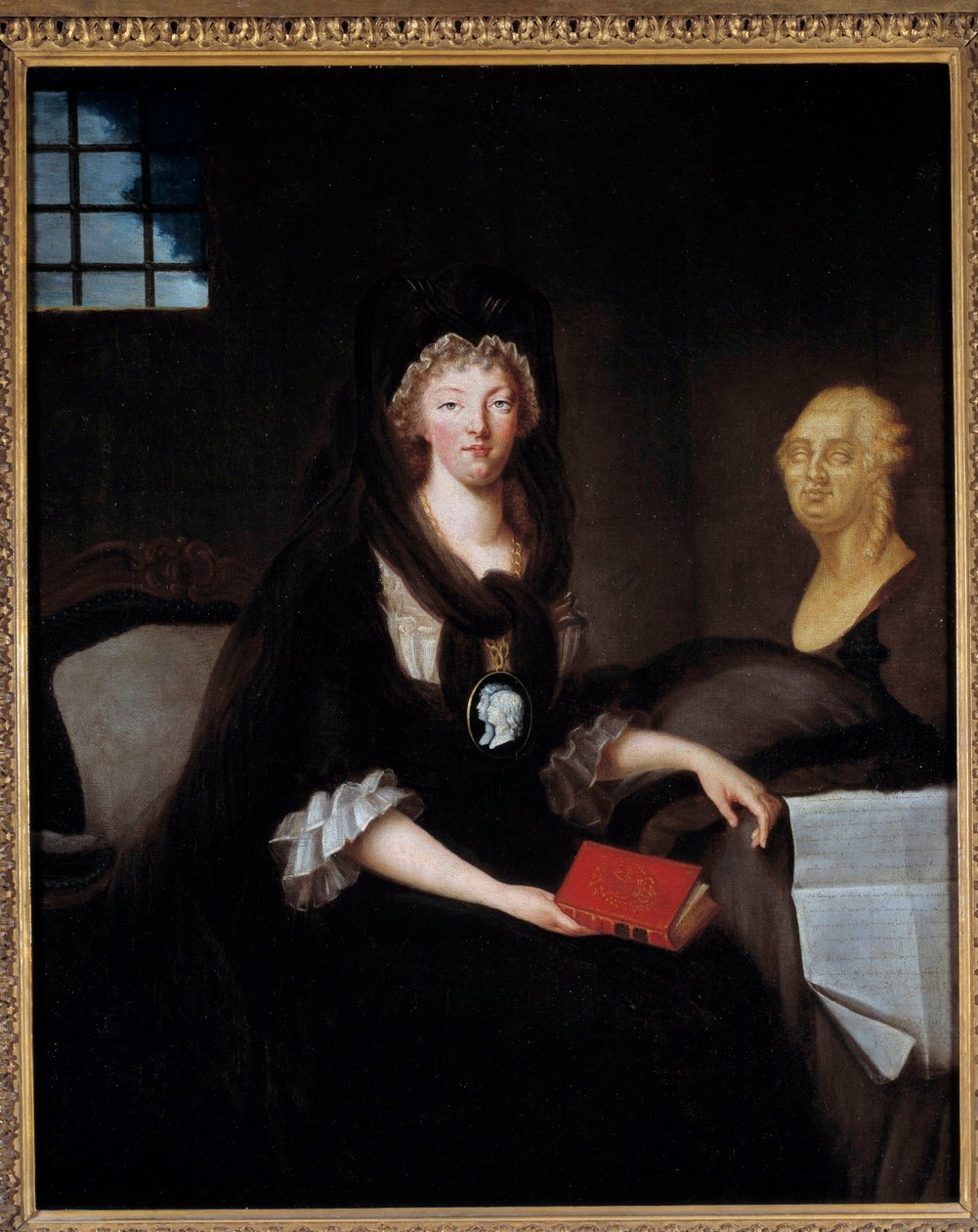 Marie Antoinette (1755-1793) portréja nagy gyászban a templomi börtönben (vagy Marie Antoinette a Concierge-nél, gyászban, a delfint ábrázoló kameával, kezében Mária, skót királynő életéről szóló könyvvel egy mellszobor közelében XVI. Lajos és h alkotó: Anne Flore Millet de Brehan