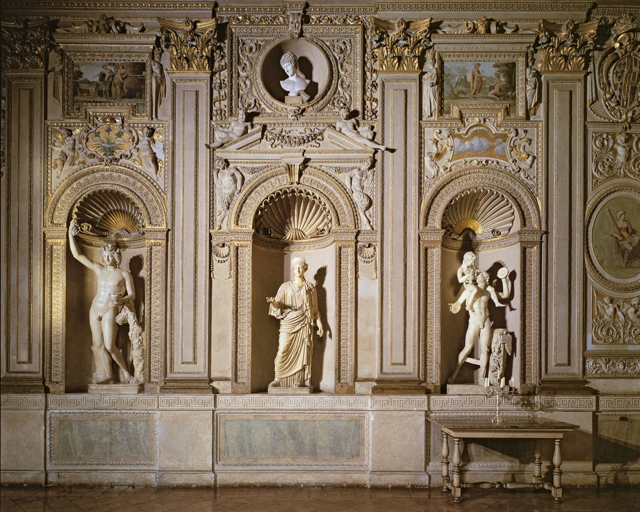 A Galleria Carracci, az aranyozott stukkós faldísz részlete márványszobrokat tartalmazó fülkékkel, 1597-1604 fotó alkotó: Annibale Carracci