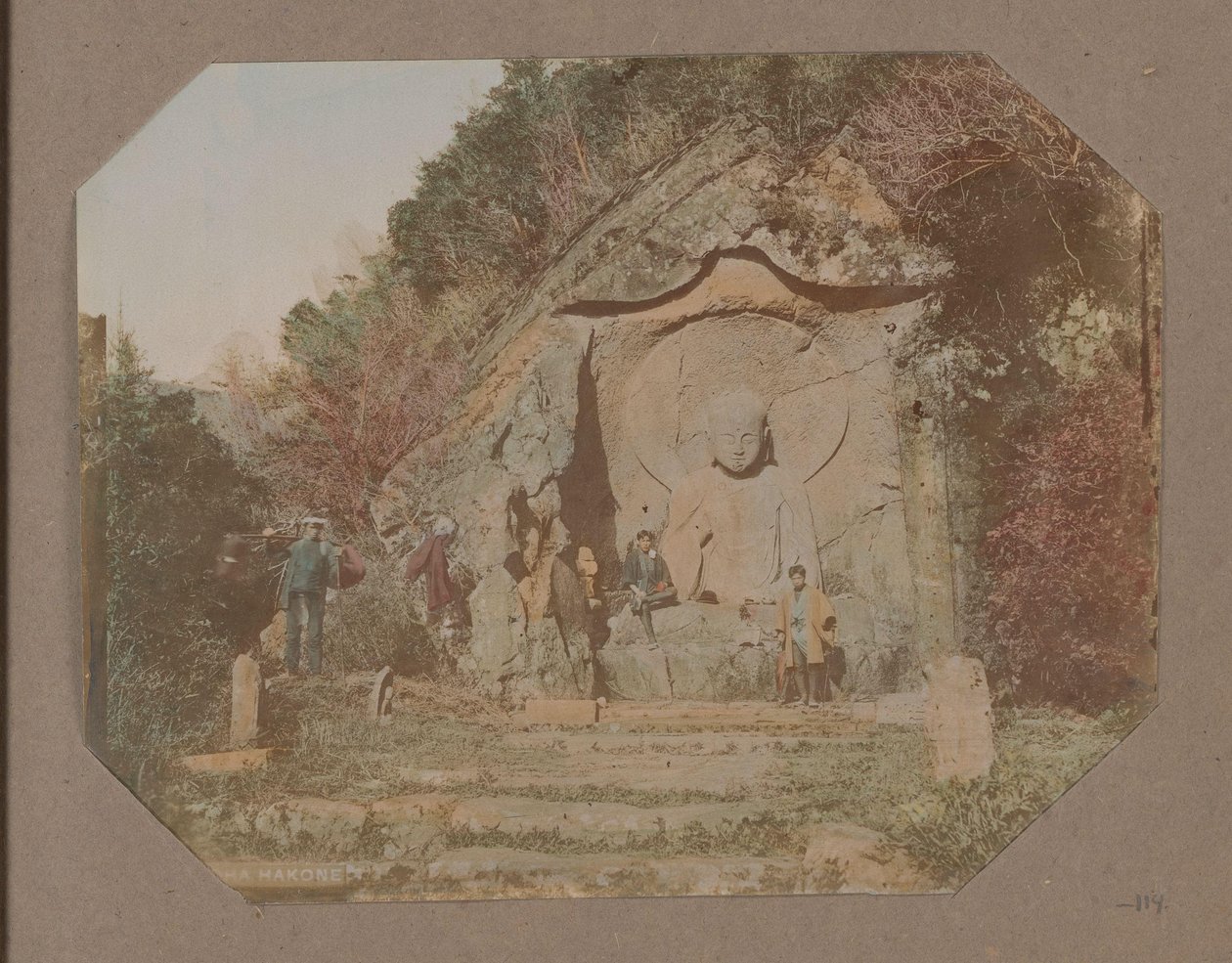Három férfi a Buddha-domborműnél Hakonében, Japánban alkotó: Anonymous