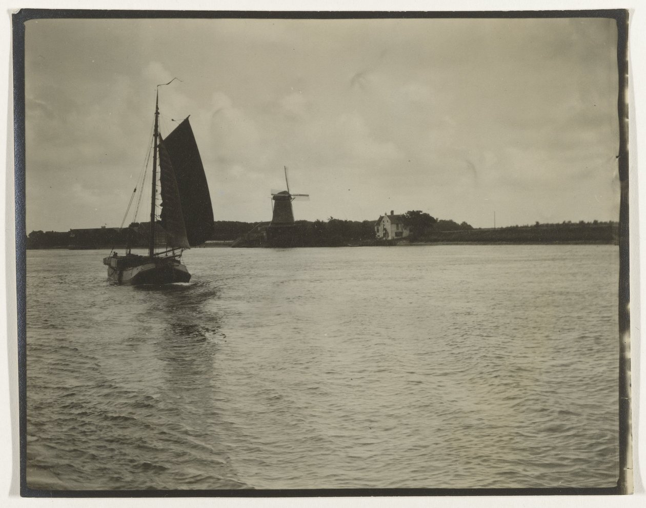 Kilátás a folyóra vagy a Zuiderzee-re, vitorlás hajóval és malommal, Hollandia alkotó: Anonymous