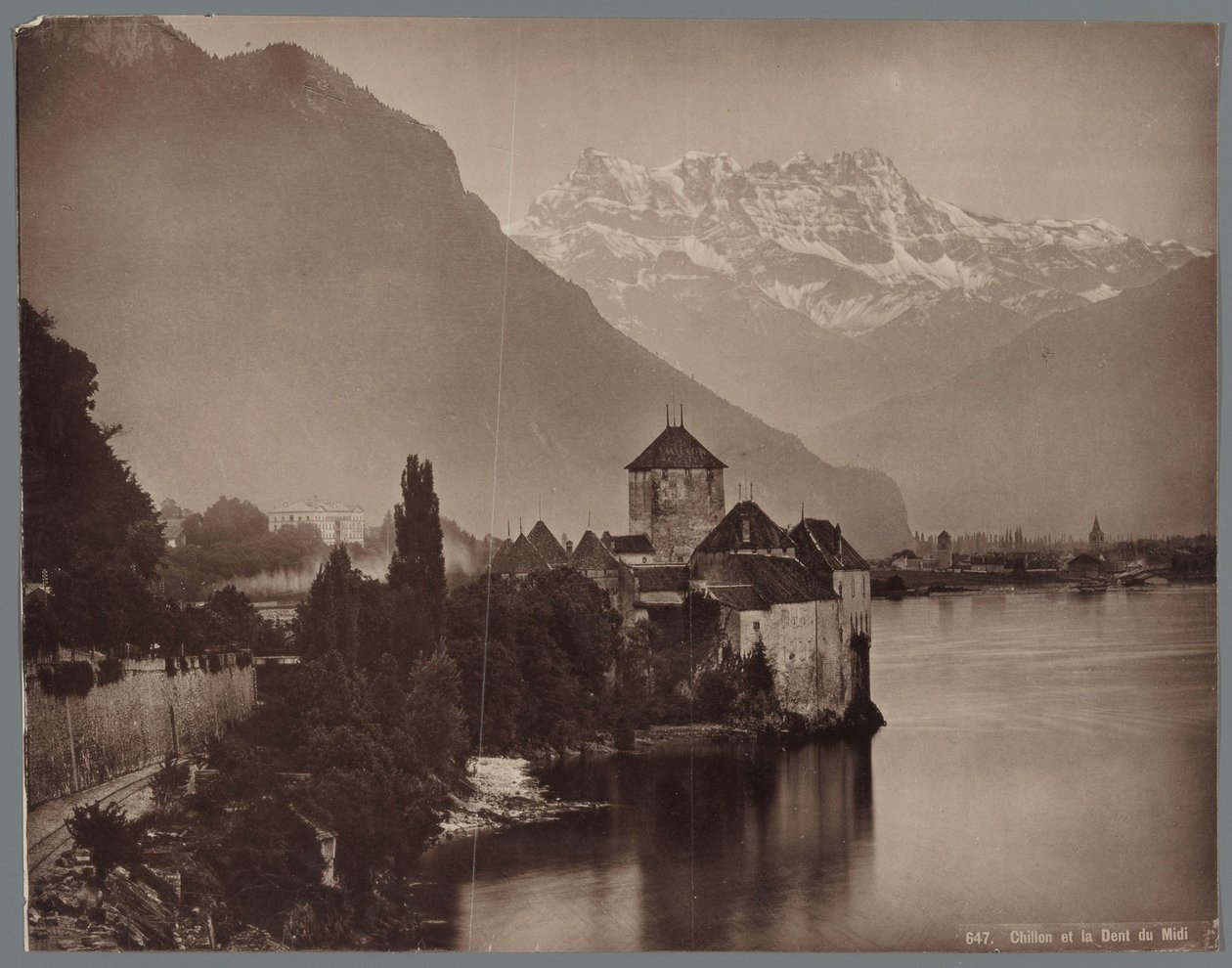 Chillon kastély a Genfi-tónál, a Dents du Midi a távolban Chillon et la Dent du Midi (cím a tárgyon) alkotó: Anonymous