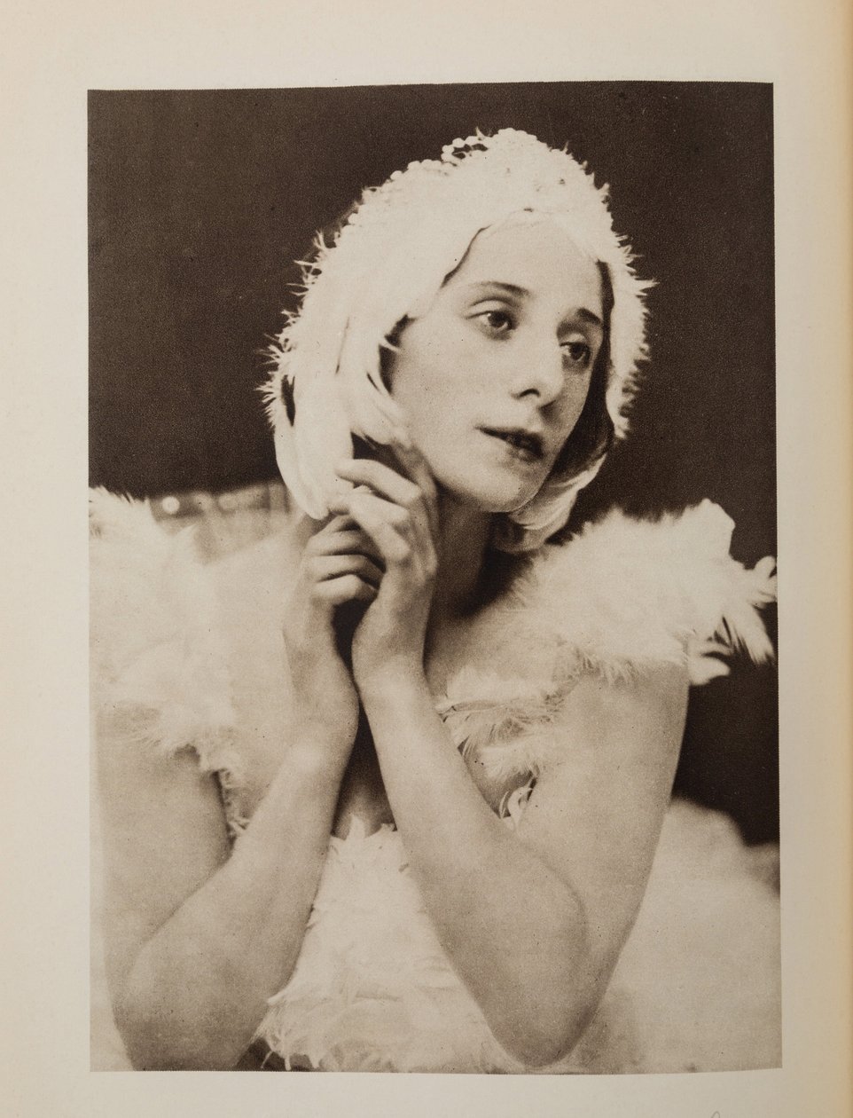 Anna Pavlova (Pavlovna) (1881-1931) Camille Saint-Saens Anonymous A haldokló hattyú című balettjében. Kromolitográfia, , Magángyűjtemény alkotó: Anonymous Anonymous