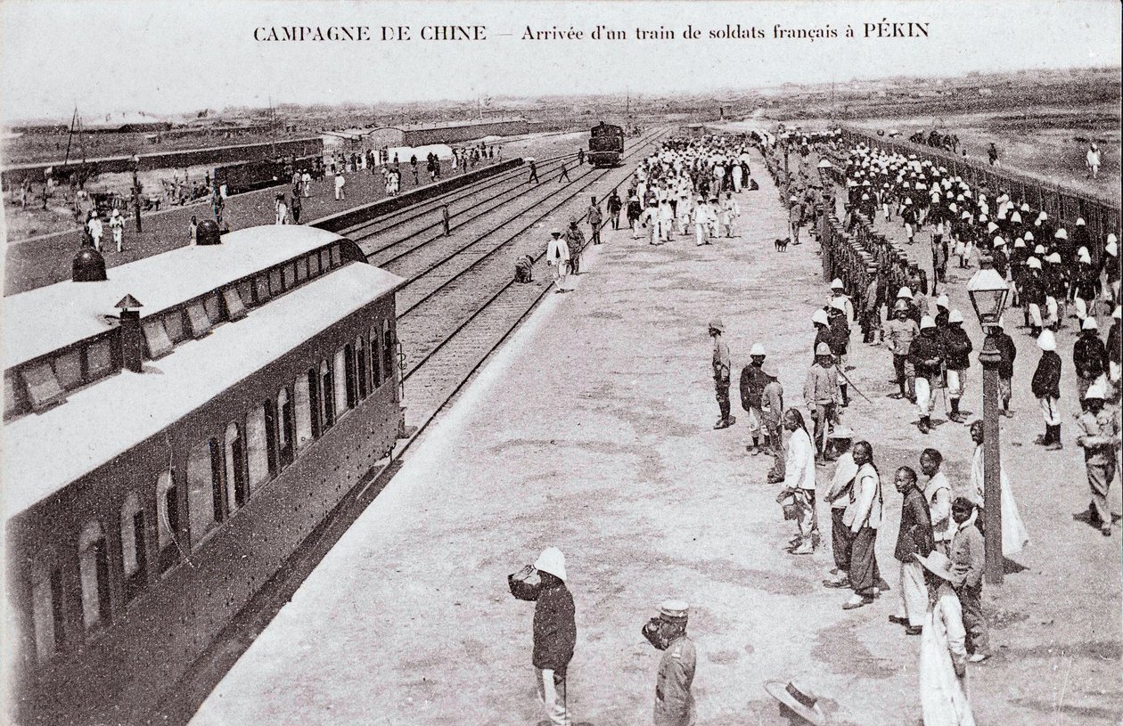 Egy francia katonavonat megérkezése Pekinbe a kínai hadjárat idején Fényképezés 1900-1901 körül - Magángyűjtemény alkotó: Anonymous Anonymous