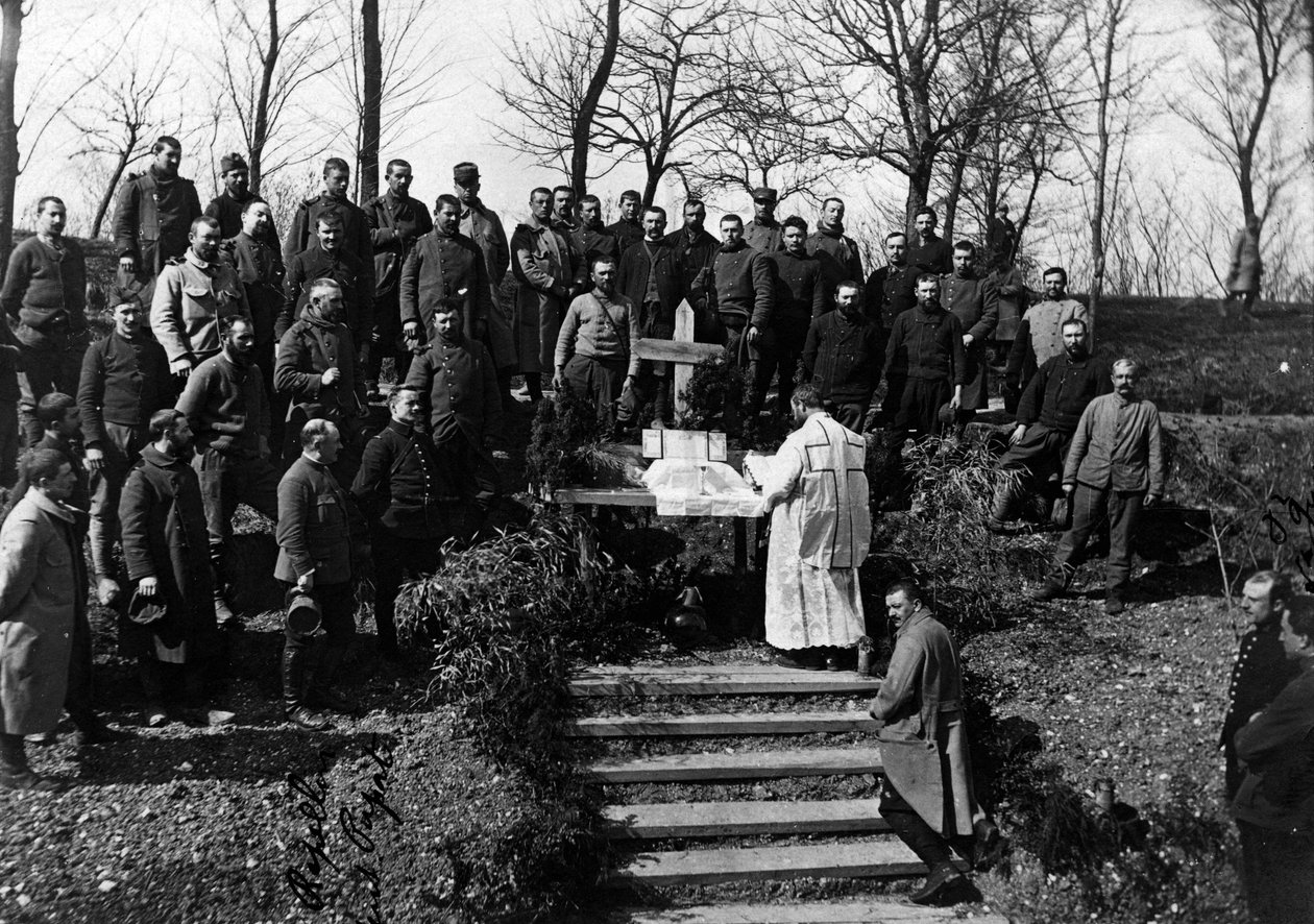 Első világháború (1914-1918): Vasárnapi szentmise a Ferme de Cannyban (Canny-sur-Matz) (60. osztály: Oise) 1915 májusában. Magángyűjtemény. alkotó: Anonymous Anonymous
