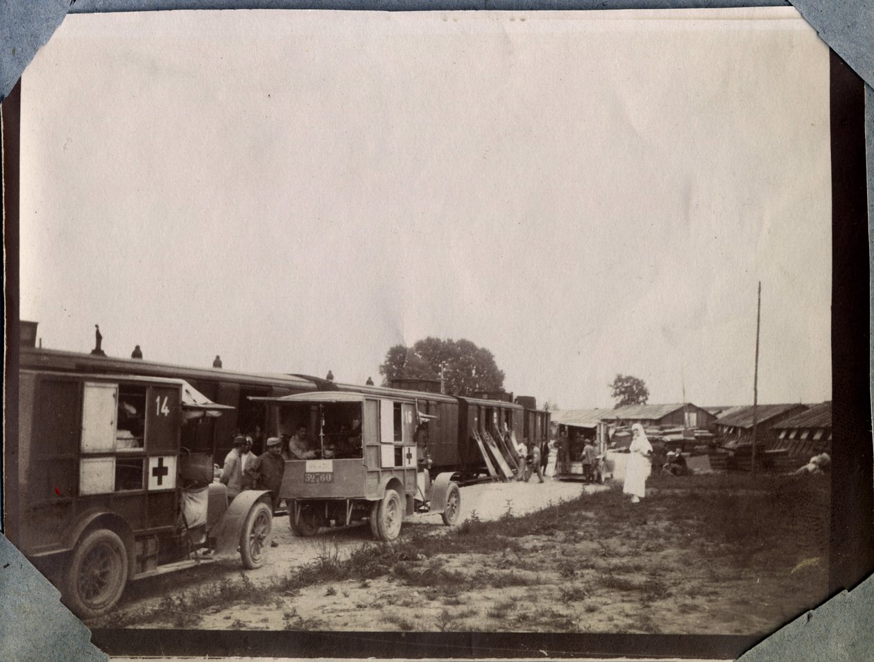 Első világháború 1914-1918: Katonák oltása a francia Vöröskereszt ápolói által a Saint Gilles-i (Saint-Gilles) állomáson a La Manche csatornában, Alsó-Normandia (Alsó-Normandia), Franciaország. Névtelen fotózás 1917. június Magángyűjtemény, Stella. alkotó: Anonymous Anonymous
