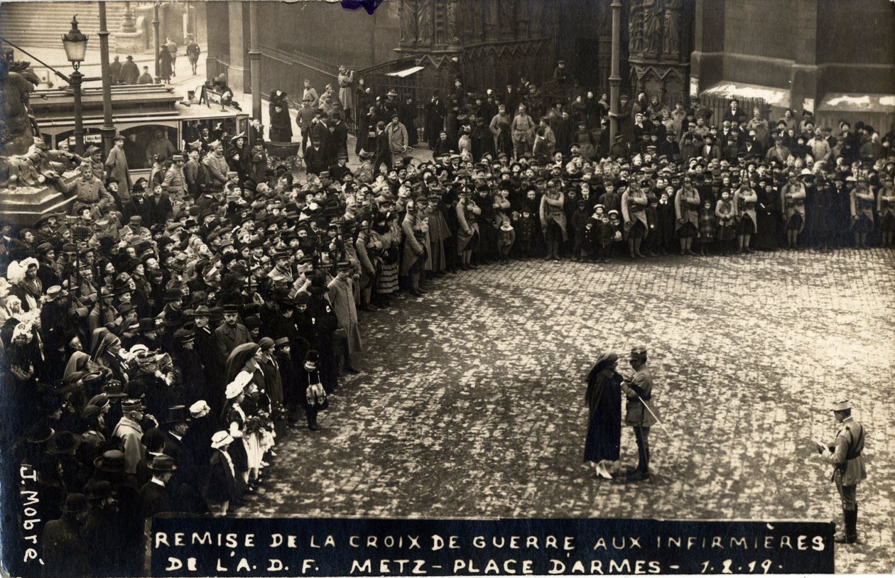 Első világháború 1914-1918: a hadikereszt átadása az ADF (A.D.F.) nővéreinek Metzben, place d
