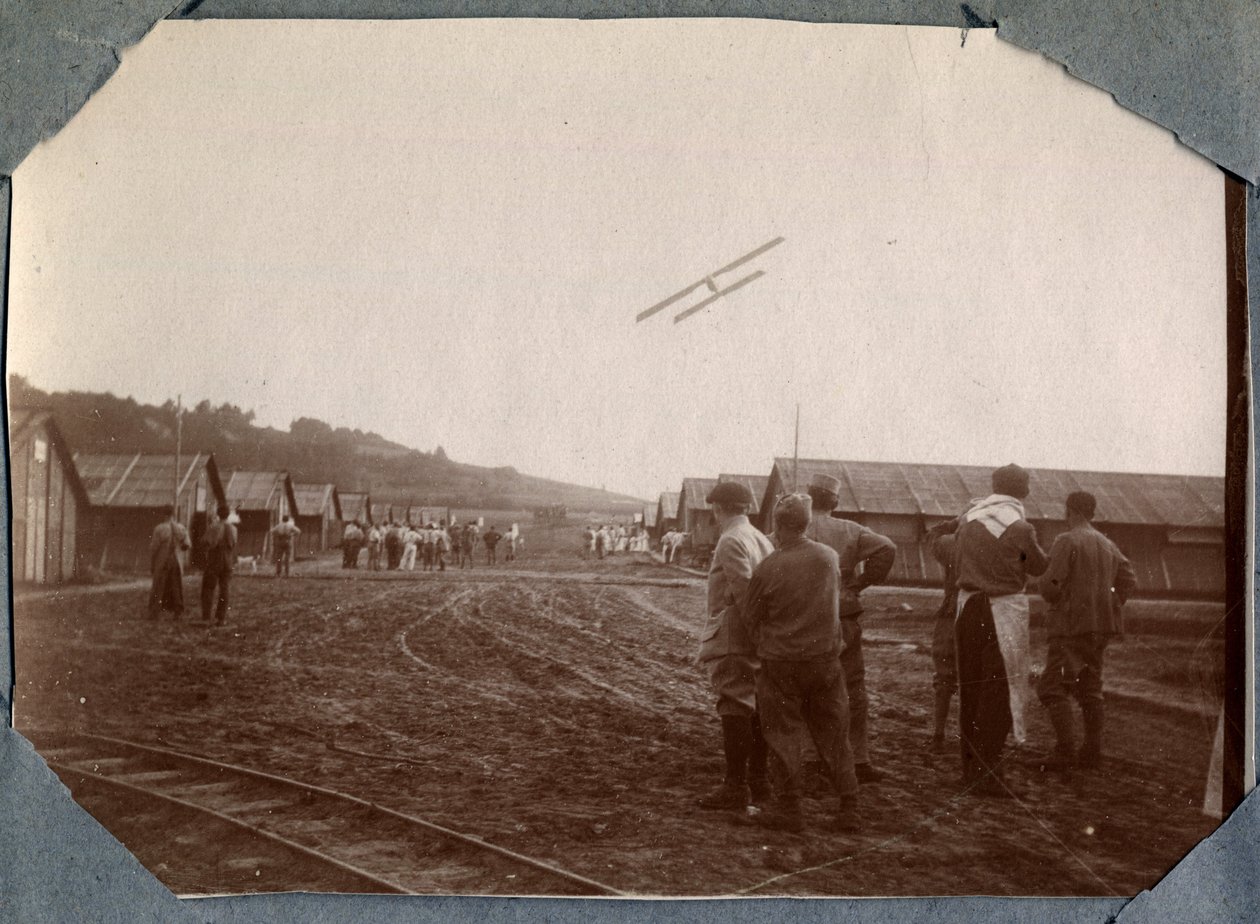 Első világháború 1914-1918: Mont Saint Martin katonai százada a Couville-i tábor felett repül, Manche, Alsó-Normandia (Alsó-Normandia), Franciaország. Névtelen fotózás 1917. június Magángyűjtemény, Stella. alkotó: Anonymous Anonymous