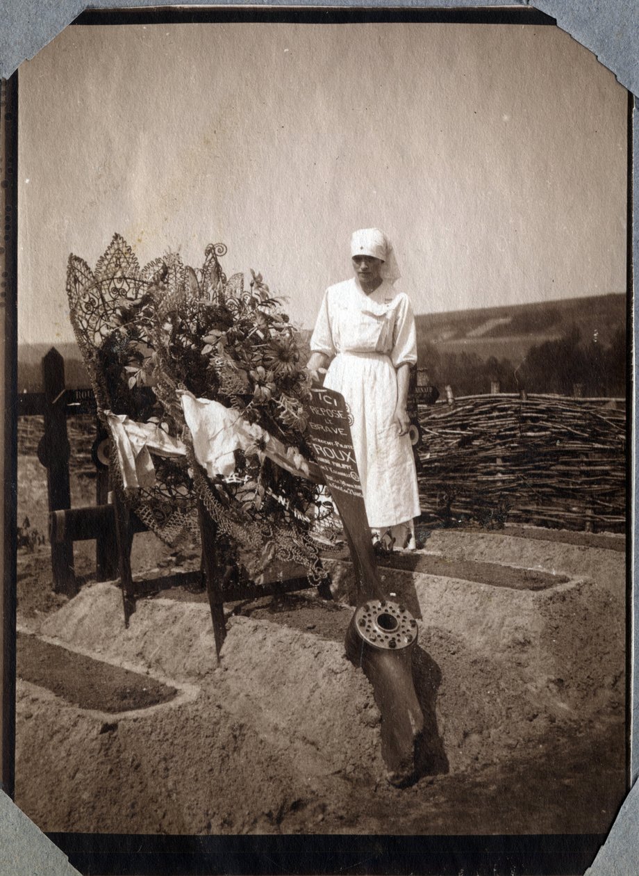 Első világháború 1914-1918: ápolónő (Therese Pavillou?) blúzban a 21 éves korában elhunyt Roux francia pilóta őrmester sírján Couville-ben, Manche-ban, Basse-Normandie (Alsó-Normandia), Franciaország. Névtelen fénykép 1917. július. Magángyűjtemény, Stell alkotó: Anonymous Anonymous