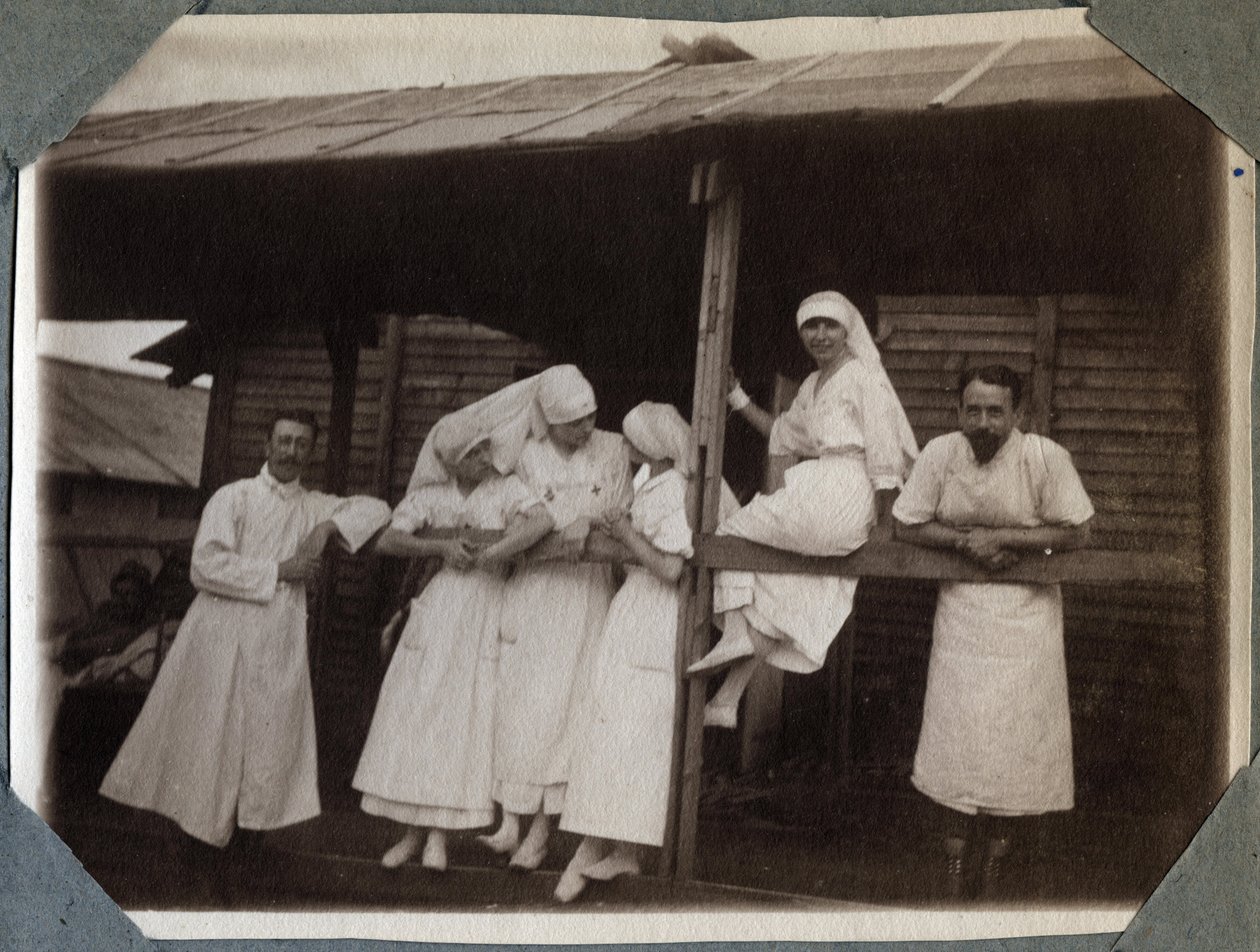 Első világháború 1914-1918: nővérek és orvosok blúzban Couville-ben, Manche-ban, Basse-Normandia (Basse Normandia), Franciaország. Névtelen fénykép 1917. július. Magángyűjtemény, Stella. alkotó: Anonymous Anonymous