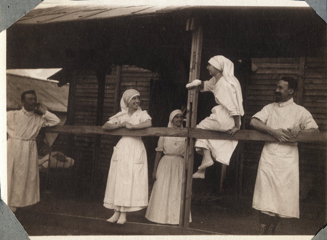 Első világháború 1914-1918: ápolónők és orvosok blúzban beszélgettek Couville-ben, Manche-ban, Alsó-Normandia (Basse Normandia), Franciaország. Névtelen fénykép 1917. július. Magángyűjtemény, Stella. alkotó: Anonymous Anonymous