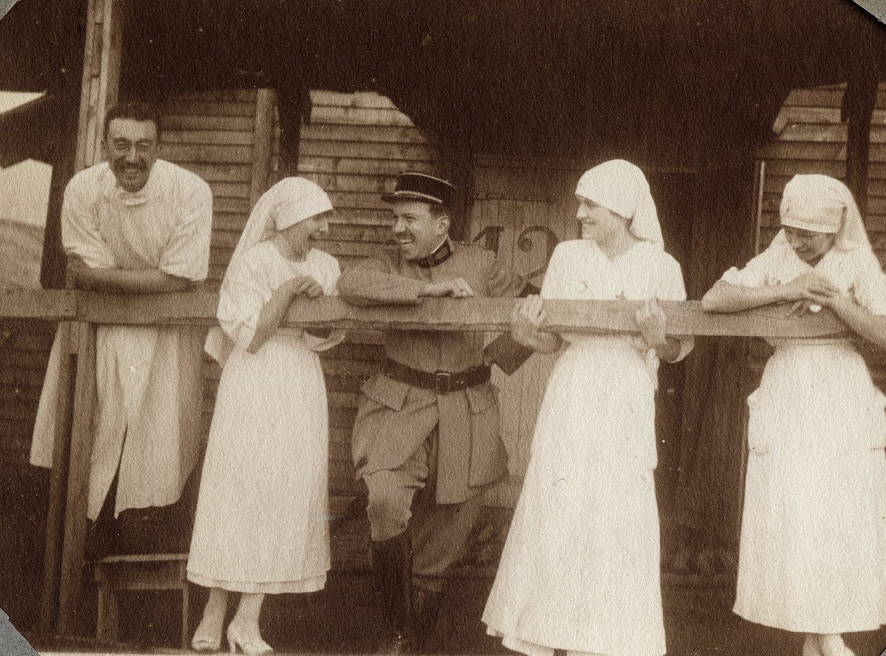 Első világháború 1914-1918: ápolónők és orvosok blúzban beszélgetnek egy francia katonával Couville-ben, Manche-ban, Alsó-Normandia (Alsó-Normandia), Franciaország. Névtelen fénykép 1917. július. Magángyűjtemény, Stella. alkotó: Anonymous Anonymous