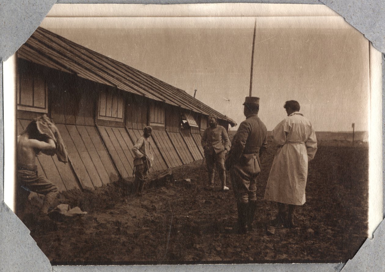 Első világháború 1914-1918: fejek keresése a széleken, Couville-i tábor a La Manche csatornában, Alsó-Normandia (Alsó-Normandia), Franciaország. Névtelen fotózás 1917. május Magángyűjtemény, Stella. alkotó: Anonymous Anonymous