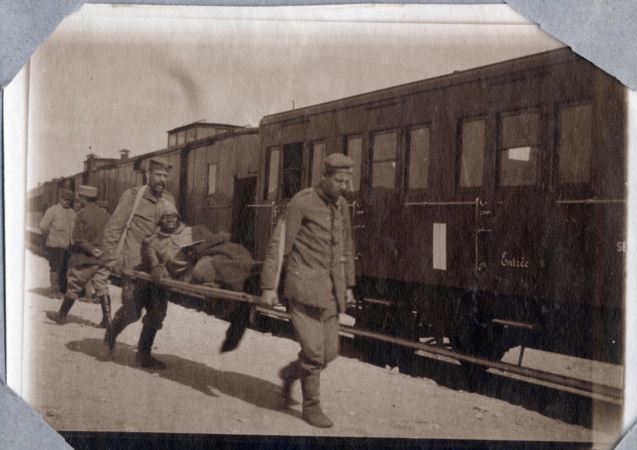 Első világháború 1914-1918: katonák sebesültek és hordágyak egy állomáson a La Manche csatornában, Alsó-Normandia (Alsó-Normandia), Franciaország. Névtelen fényképezés 1917. május Magángyűjtemény, Stella. alkotó: Anonymous Anonymous