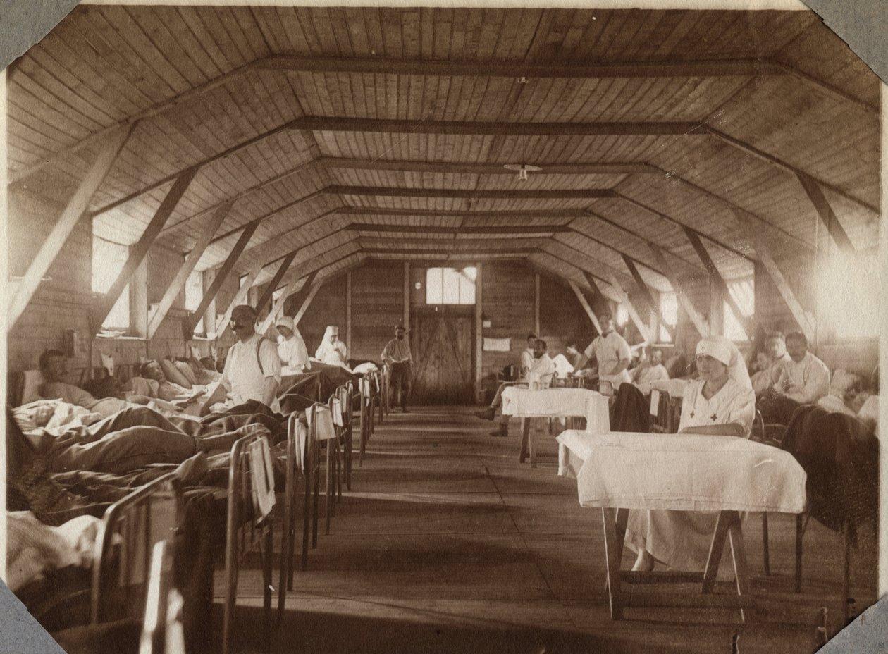Első világháború 1914-1918: a francia vöröskereszt (vöröskereszt) sebesült katonái és ápolói, Couville-i tábor a La Manche csatornában, Alsó-Normandia (Alsó-Normandia), Franciaország. Névtelen fénykép 1917. július. Magángyűjtemény, Stella. alkotó: Anonymous Anonymous