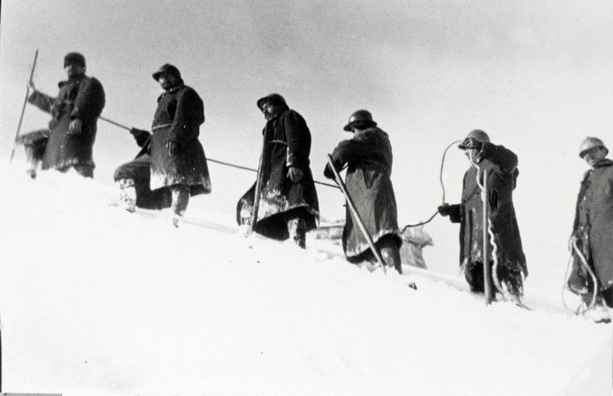 Első világháború: Olasz alpesi vadászok (alpino vagy alpini) emelkedés közben alkotó: Anonymous Anonymous