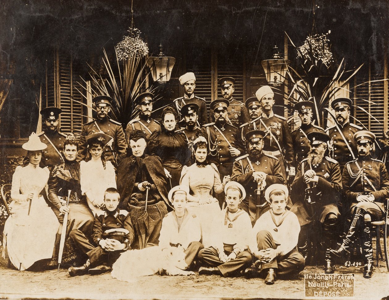 A Romanov család tagjai a nyári katonai manőverek során Krasznoje Selóban (Szentpétervár) alkotó: Anonymous Anonymous