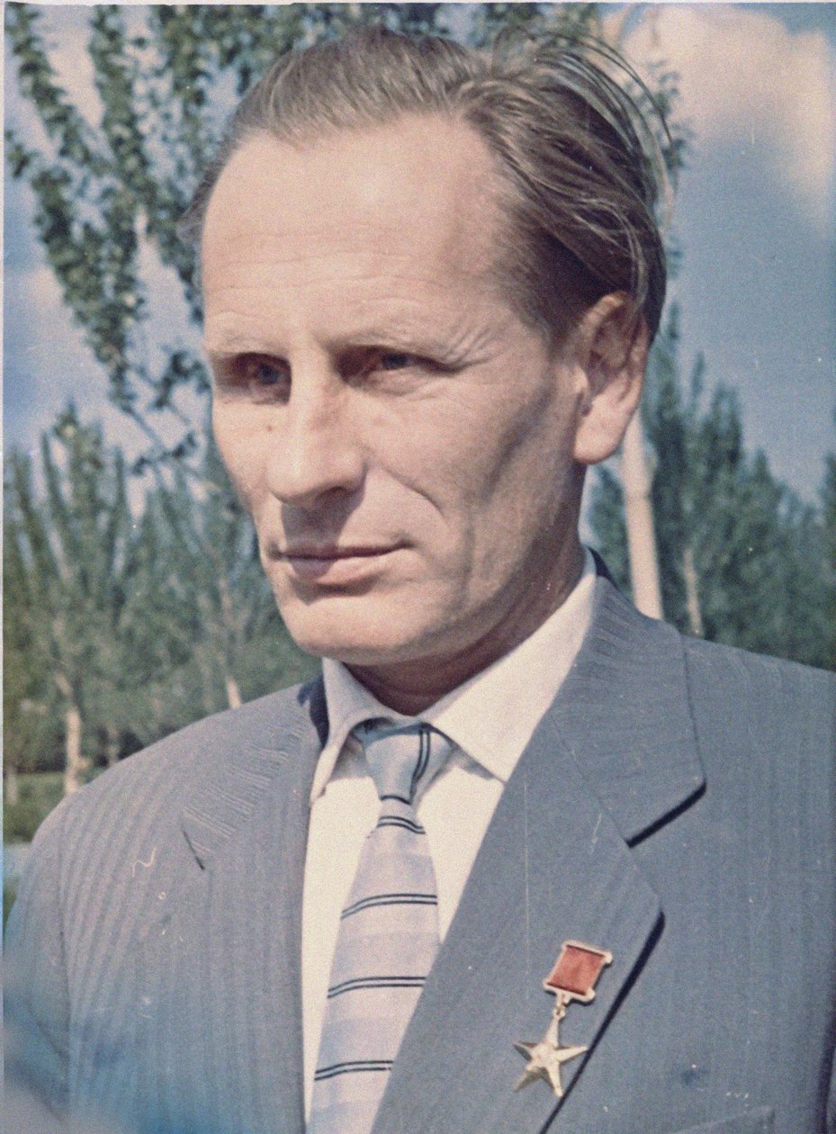 Mihail Vasziljevics Melnyikov (1919-1996), rakétamotor-tervező - Anonymous. Színes fényképezés Magángyűjtemény alkotó: Anonymous Anonymous