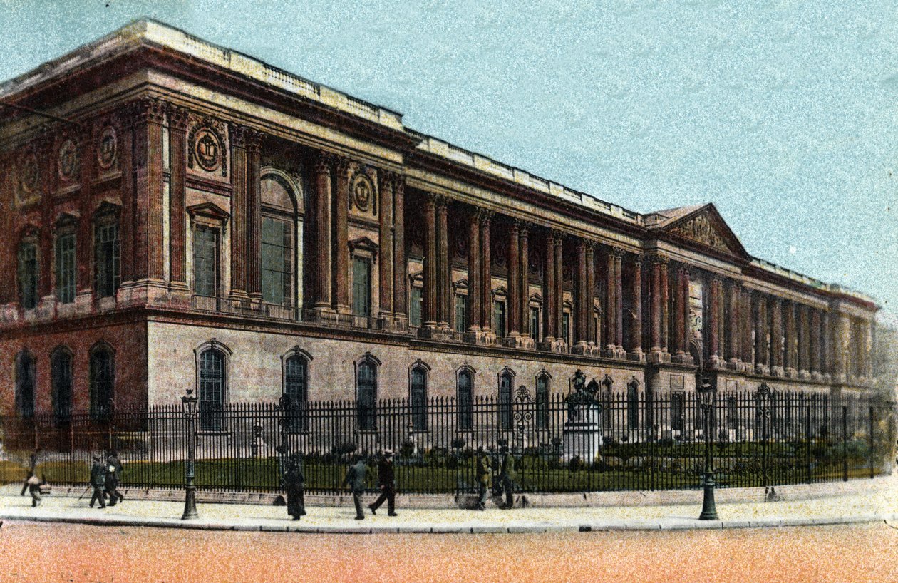 Párizs: a Claude Perrault (1613-1688) által épített Louvre oszlopsor külső képe. Fénykép 1920-ból Párizs városának „”művészeti albumában”. Magángyűjtemény. alkotó: Anonymous Anonymous