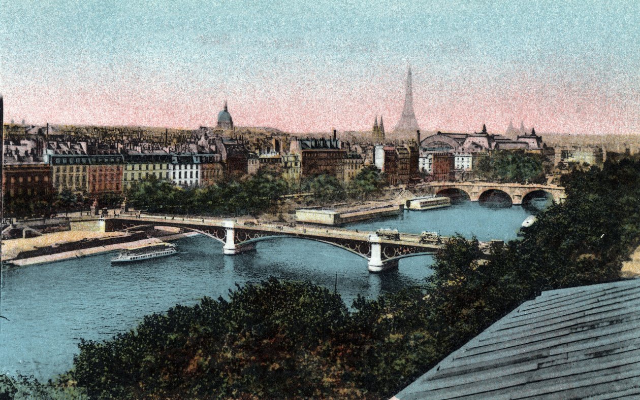 Párizs: panoráma a Szajnára, háttérben az Eiffel-torony. Fénykép 1920-ból Párizs városának „”művészeti albumában”. Magángyűjtemény. alkotó: Anonymous Anonymous