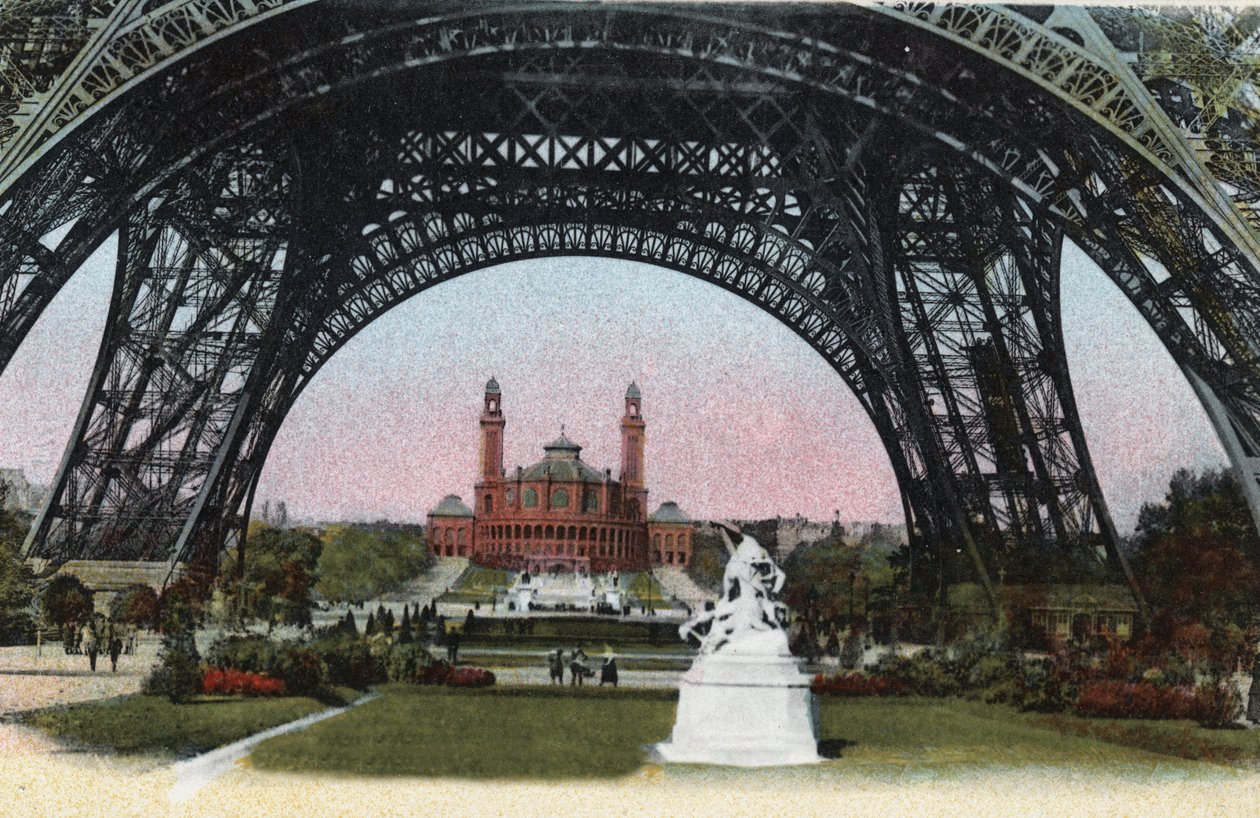 Párizs: az Eiffel-torony alatt látható Palais du Trocadero. Fénykép 1920-ból Párizs városának „”művészeti albumában”. Magángyűjtemény. alkotó: Anonymous Anonymous