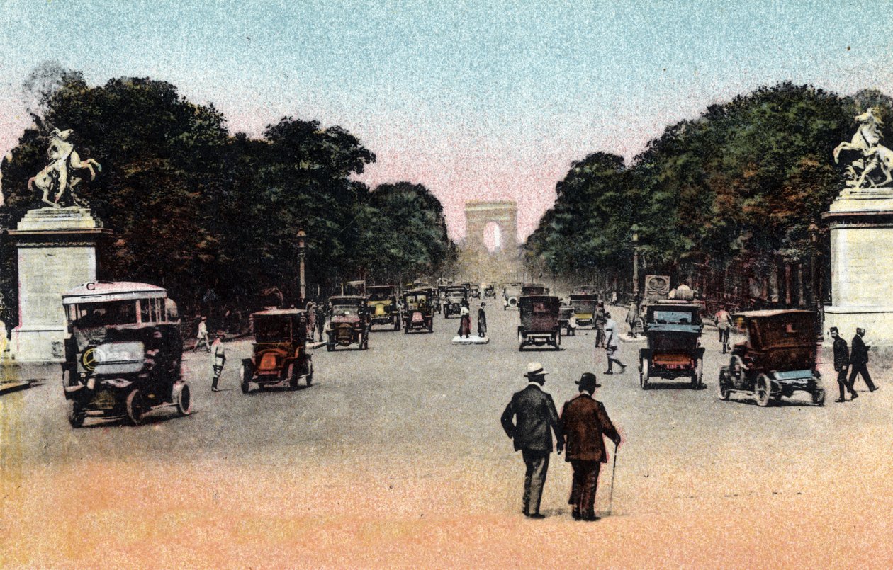Párizs: forgalom az Avenue des Champs Elysees-n (Champs-Elysees) a Place de la Concorde felől nézve, háttérben a Diadalívvel. Valószínűleg Marly