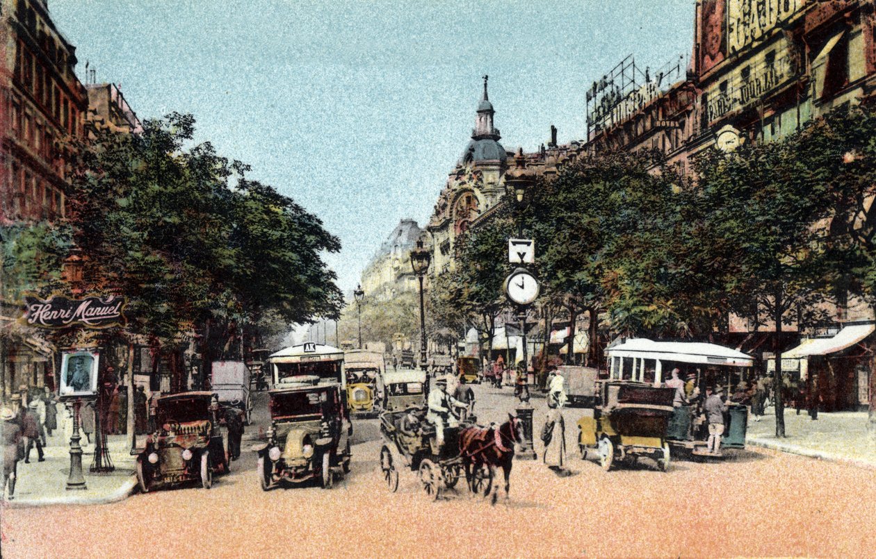 Párizs: forgalom a Boulevard des Italians-on, a város egyik nagy sugárútján. Fénykép 1920-ból Párizs városának „”művészeti albumában”. Magángyűjtemény. alkotó: Anonymous Anonymous
