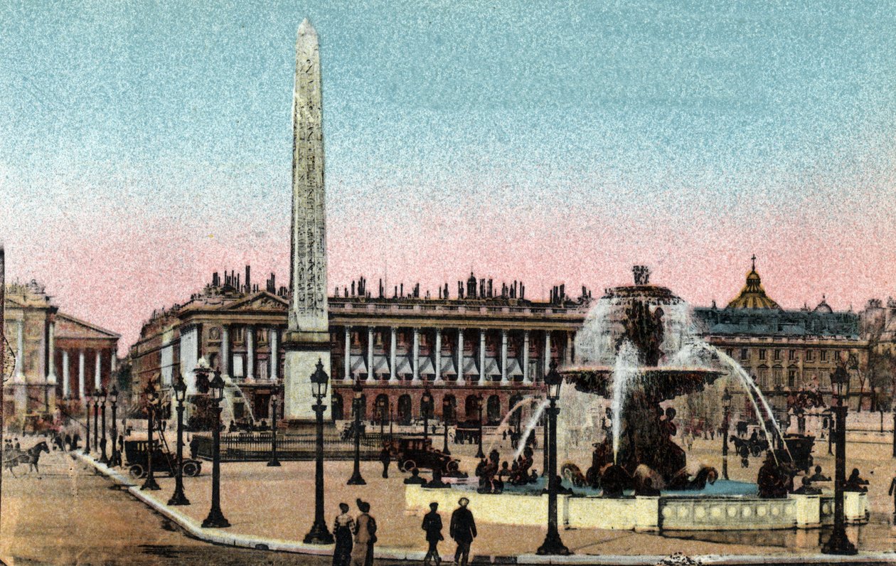 Párizs: kilátás a Place de la Concorde-ra a szökőkutakkal és az obeliszkekkel. (Derriere Hotel de la marine (Hotel du Garde Meuble) Fénykép 1920-ból Párizs város „művészeti albumában”. Magángyűjtemény. alkotó: Anonymous Anonymous