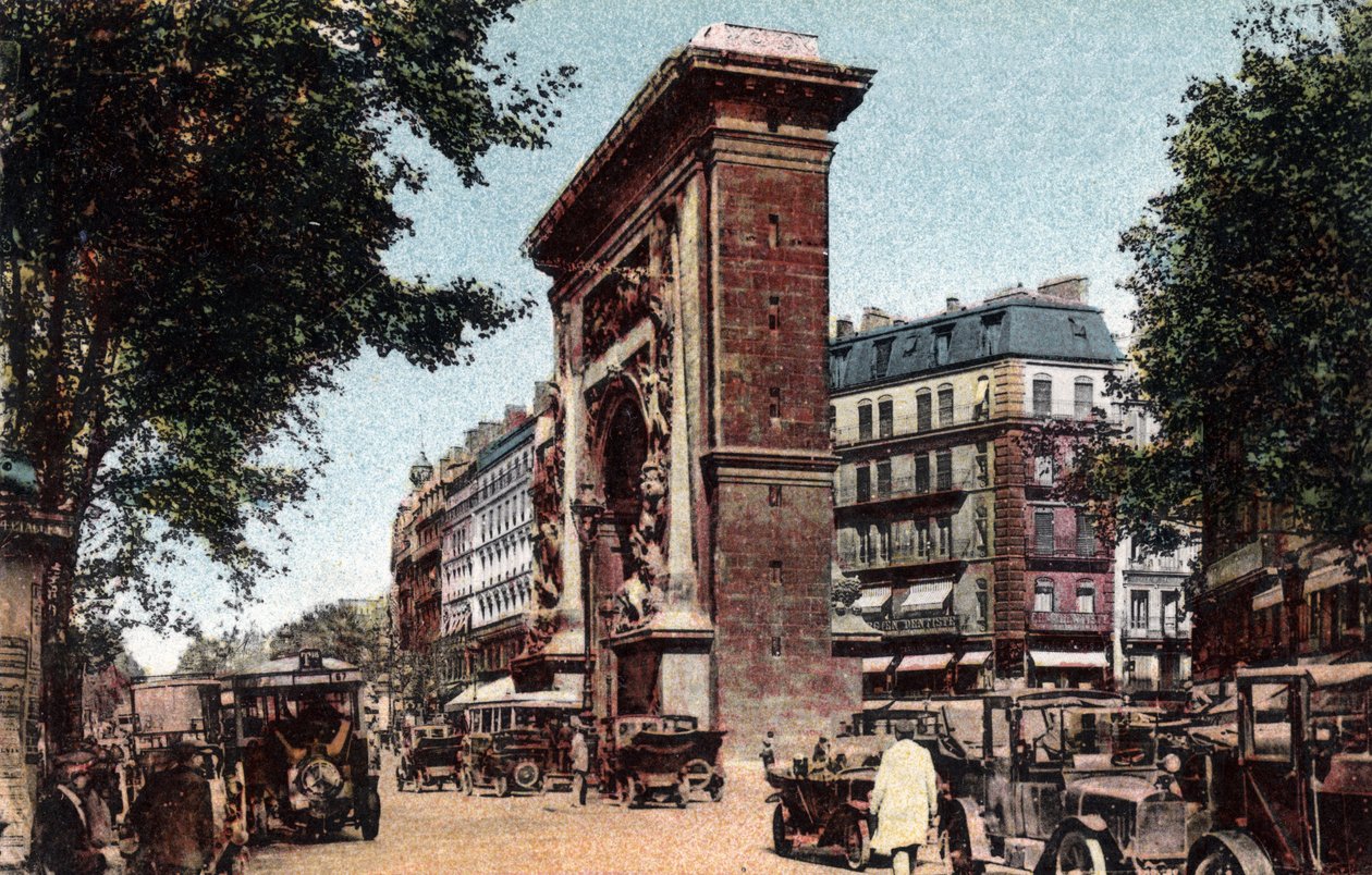 Párizs: kilátás a Saint Denis körútra és a Porte Saint Denisre (Saint-Denis), amelyet Francois Blondel (1618-1686) épített 1672-ben. Fénykép 1920-ból Párizs város „” Művészeti Albumában”. Magángyűjtemény. alkotó: Anonymous Anonymous