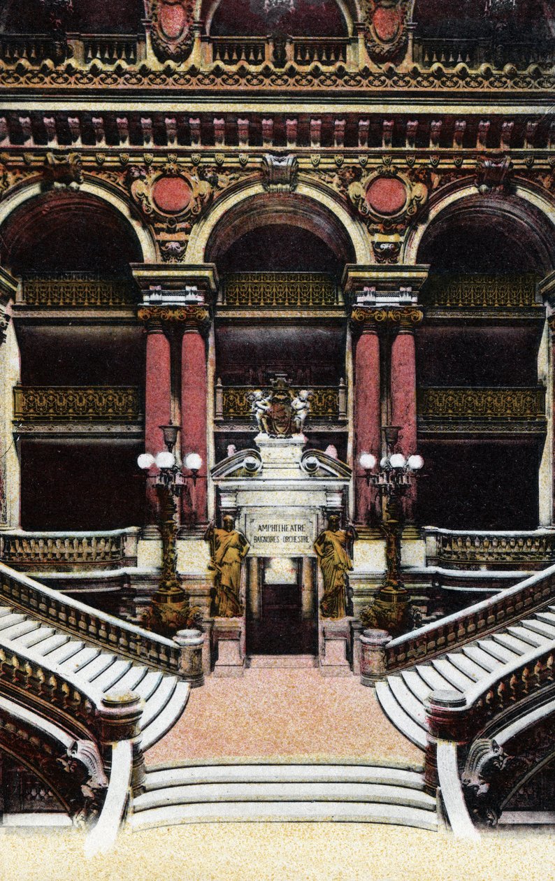 Párizs: kilátás az Opera Garnier nagy lépcsőházára. Fénykép 1920-ból Párizs városának „”művészeti albumában”. Magángyűjtemény. alkotó: Anonymous Anonymous