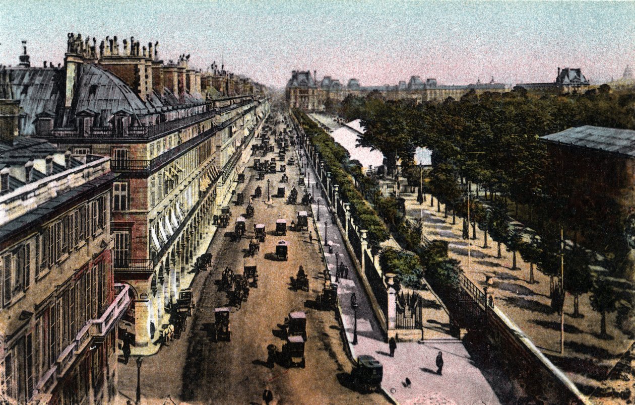Párizs: kilátás a rue de Rivoli forgalmára, a Louvre felé. Fénykép 1920-ból Párizs városának „”művészeti albumában”. Magángyűjtemény. alkotó: Anonymous Anonymous