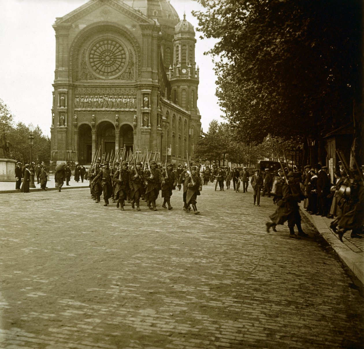 Fényképezés - Sztereoszkópikus üveglap az első világháborúról: Párizsban, a mozgósítás után fiatal toborzók távoznak a frontra, Magángyűjtemény alkotó: Anonymous Anonymous